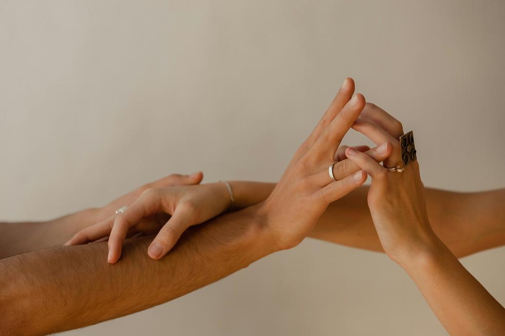 Suhdetaidot - parisuhteen kahdeksan viikon teho-ohjelma paremman yhteyden äärelle by Monet Rakkaat